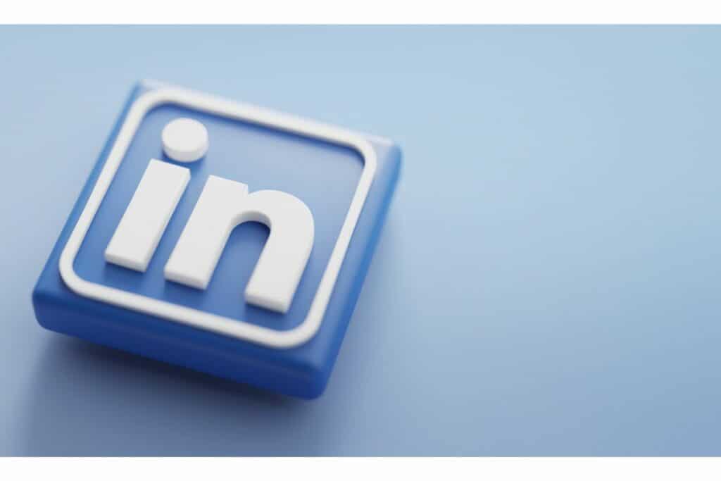 Logo de LinkedIn sous forme de bouton carré sur un fond bleu.