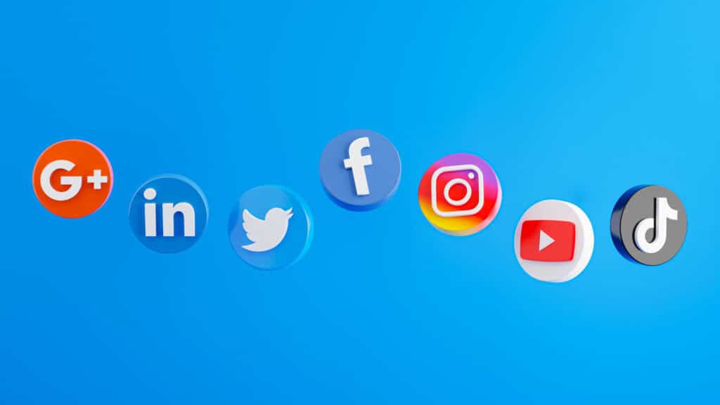 Plusieurs icônes de réseaux sociaux (Google+, LinkedIn, Twitter, Facebook, Instagram, YouTube et TikTok) flottent sur un fond bleu.