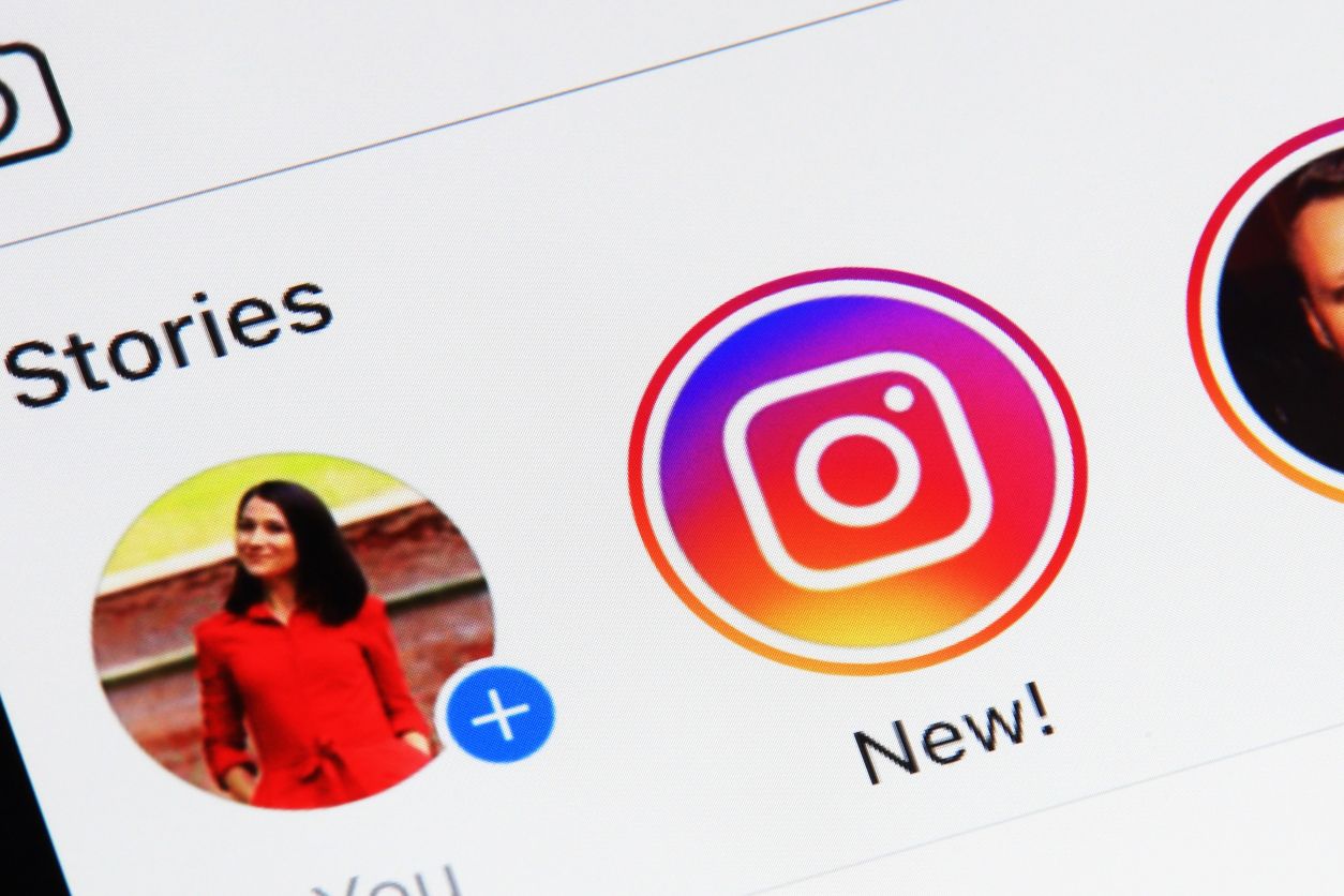 section stories du réseau social Instagram avec une femme en robe rouge en photo de profil